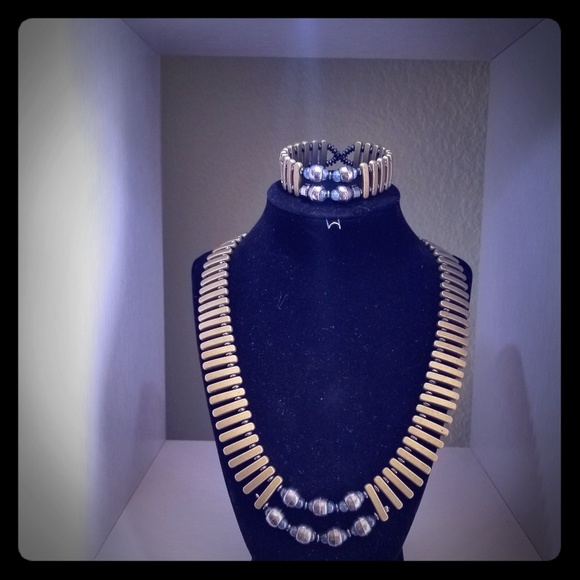 A necklace and bracelet set - Picture 1 of 3